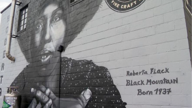‘Killing Me Softly’ singer Roberta Flack born in Black Mountain, NC dies 2 years after ALS diagnosis