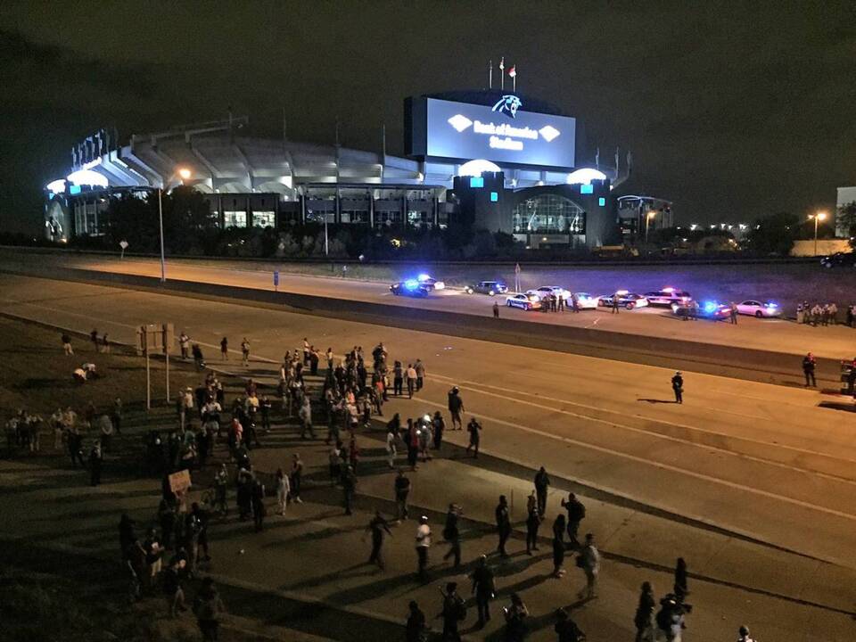 Protesters block I-277