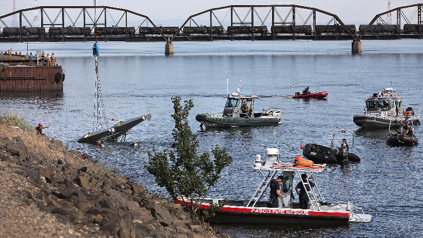 Rescuers respond to fatal plane crash into the Columbia River
