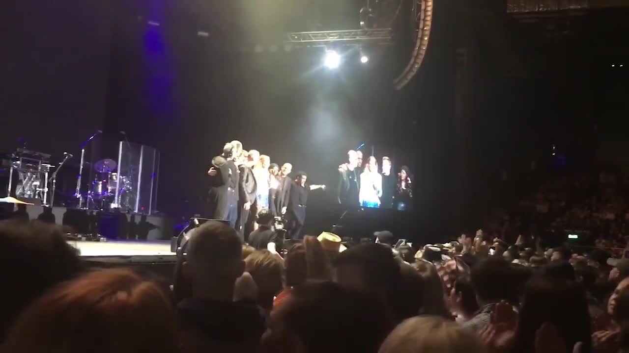 Faith Hill apologizes to fans after Tim McGraw collapses on stage