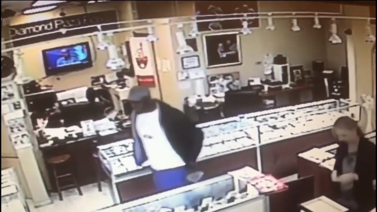 Broward police search for suspect who stole $100K in jewelry | Miami Herald