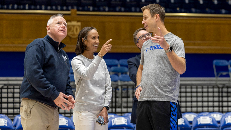 Vice presidential candidate Tim Walz drops in on Duke basketball's Jon Scheyer
