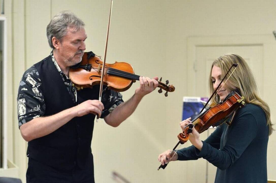 Charlotte couple teach violin in a new style