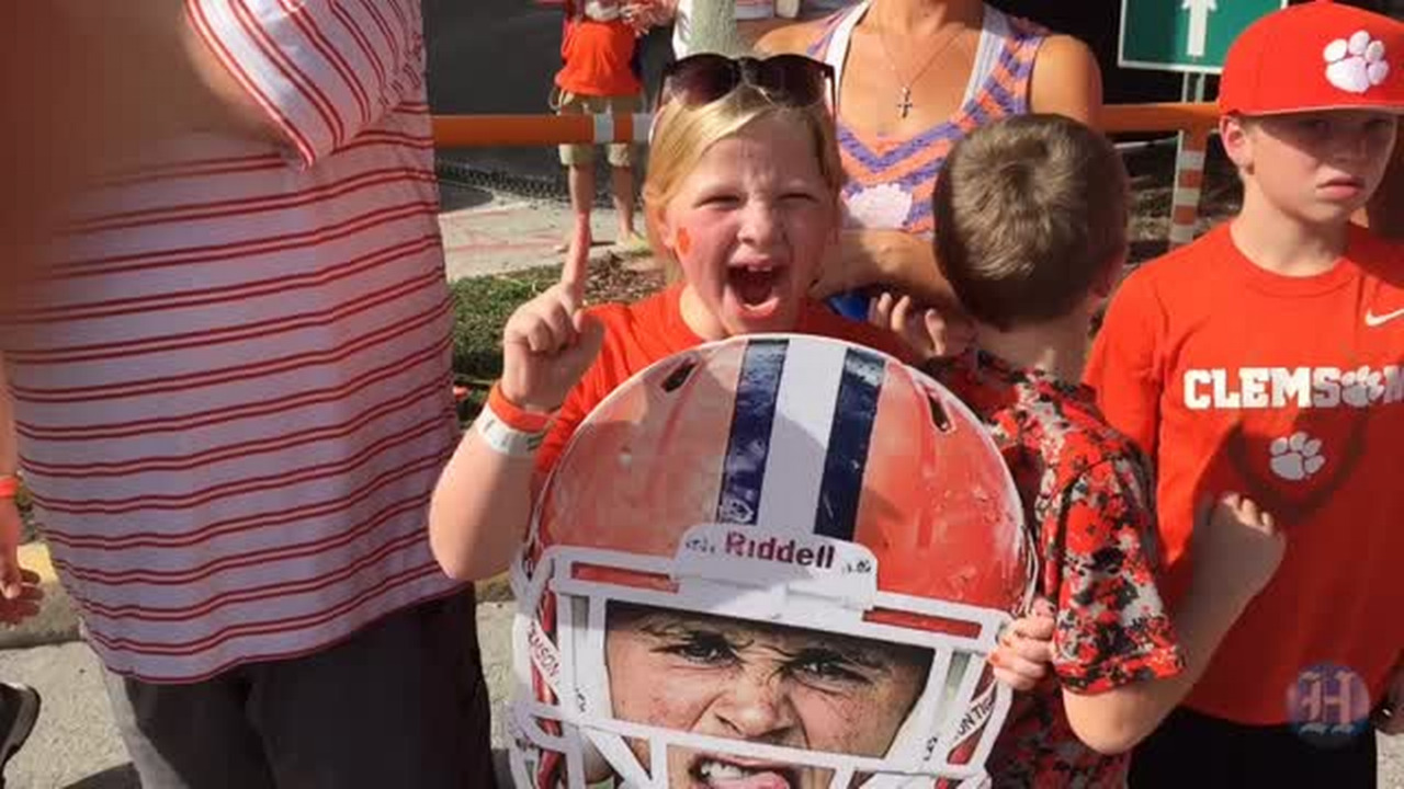 Video: Clemson fans cheer as the Tigers arrive for the Orange Bowl