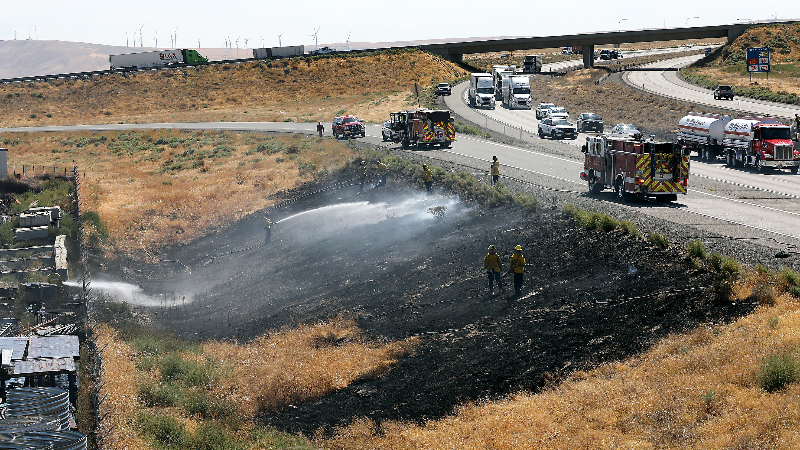 Brush fires temporarily close Interstate 82 near Kennewick-