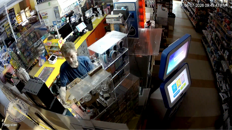 Burglar breaks in through store's ceiling, Bradenton police say