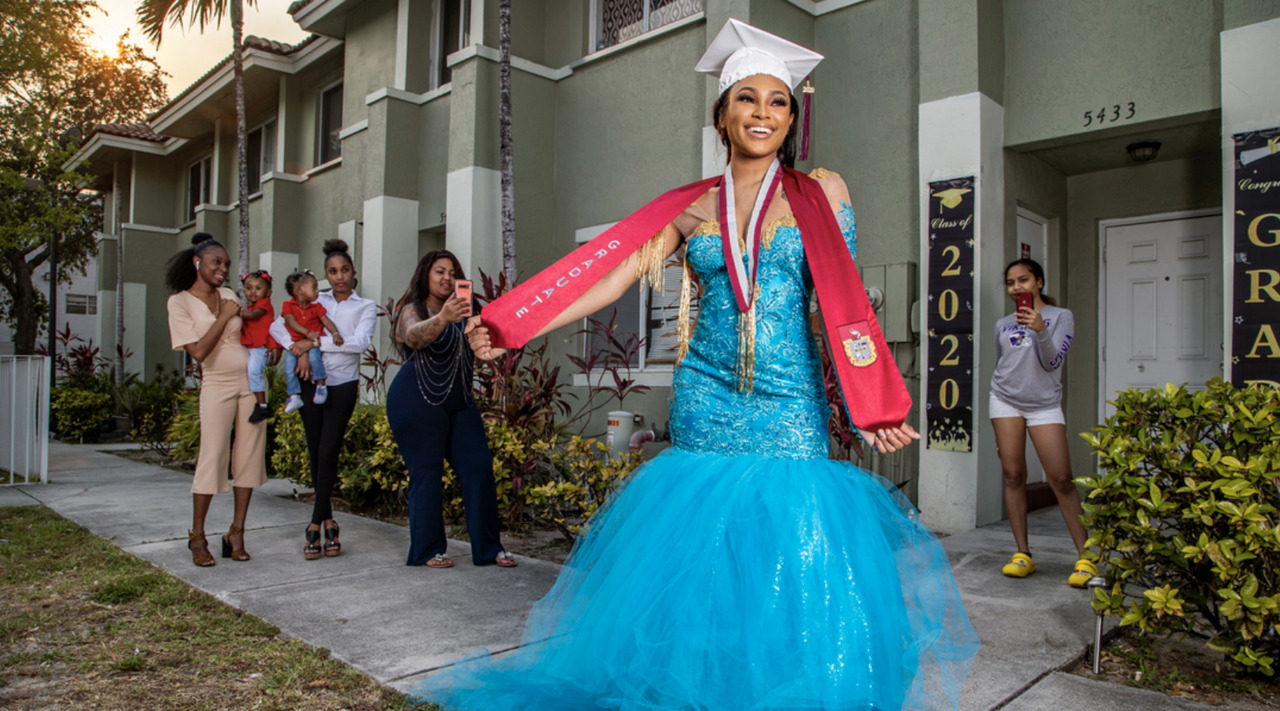 Pensó graduarse de secundaria con un vestido de $1,600, pero el plan cambió con el COVID
