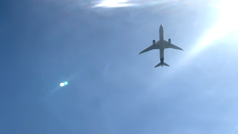 Watch as Boeing flies over Harbour Town’s No. 18 not once, but twice as crowds rejoice