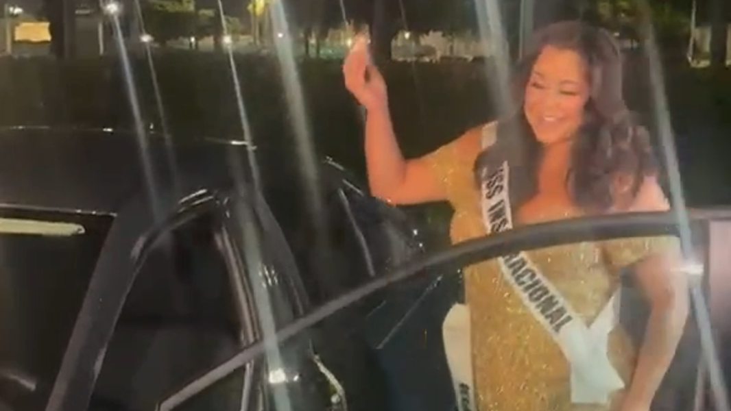 Miss Hialeah recibe un auto nuevo