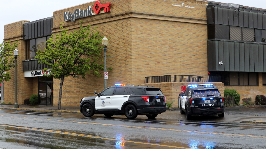 Police respond to downtown Kennewick bank robbery