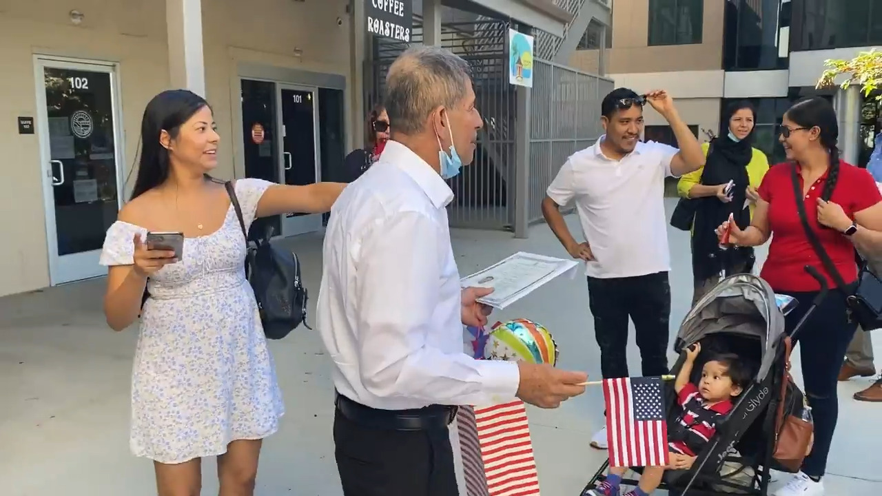 Video | La familia Quezada celebra al nuevo ciudadano americano