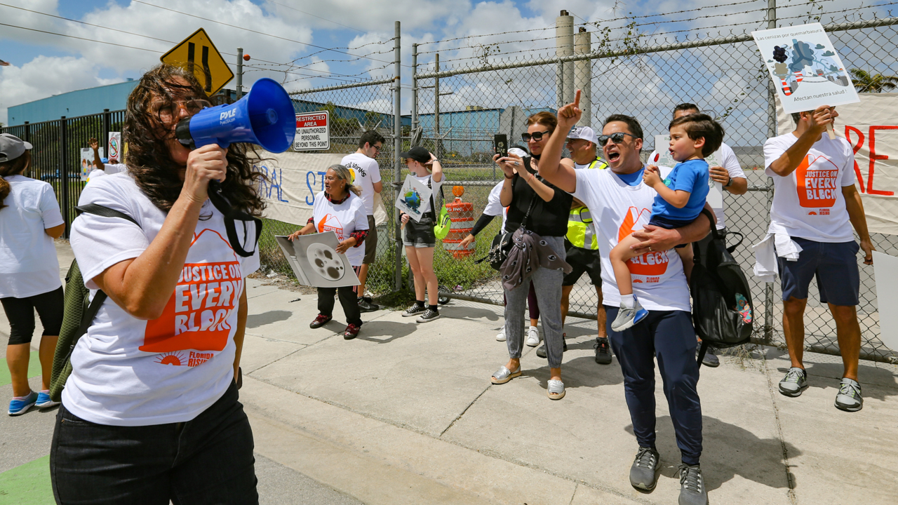 Doral residents protest after decades of bad odor because of garbage incinerator