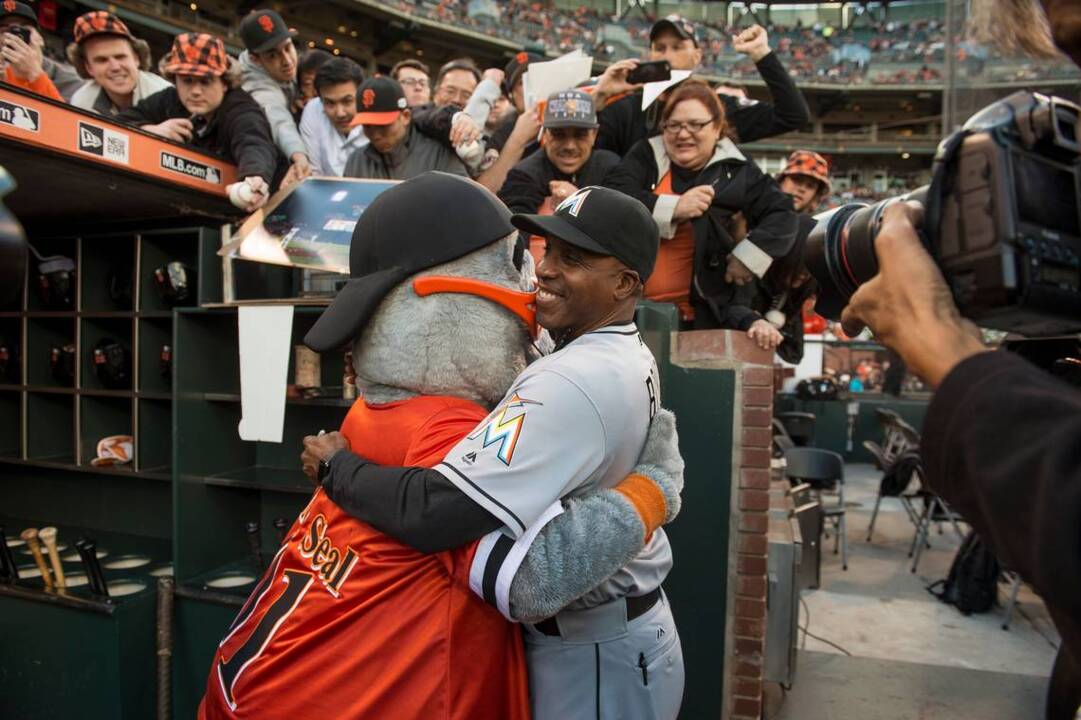 Former Giants slugger Barry Bonds returns to AT&T Park