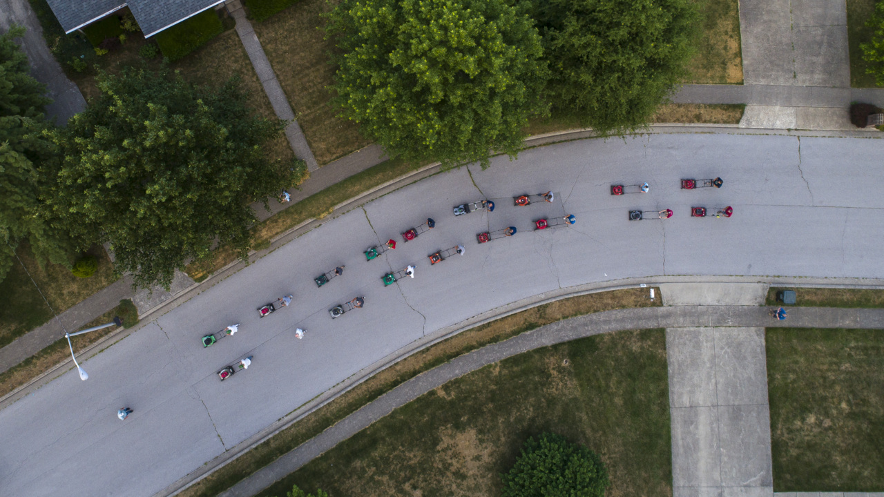 Wilmore Lawnmower Brigade: See precision maneuvers with lawnmowers