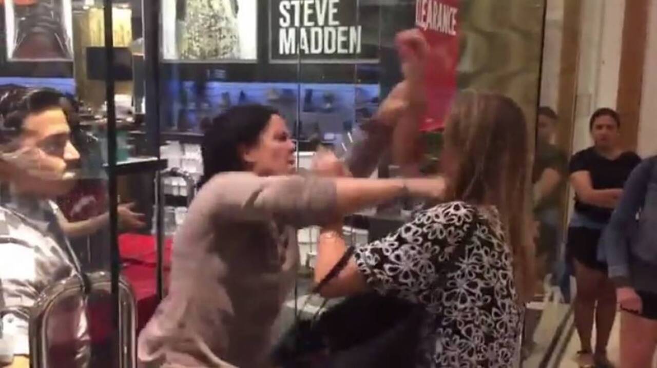 Mall fight breaks out between shopper and store manager