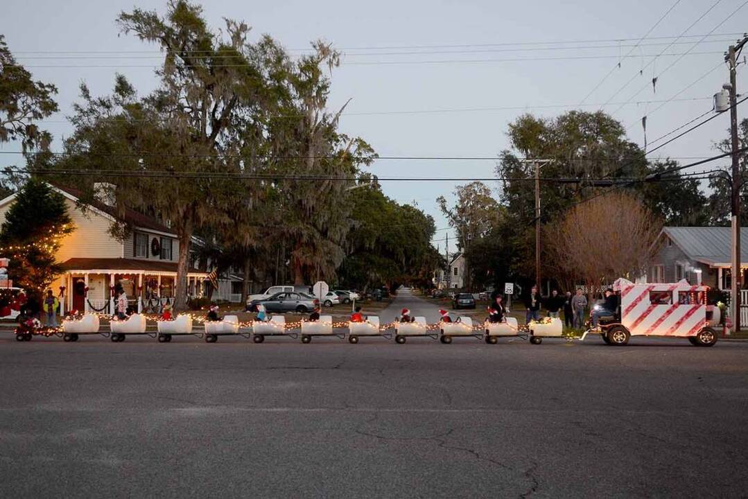 Port Royal dad builds train for golf cart parade