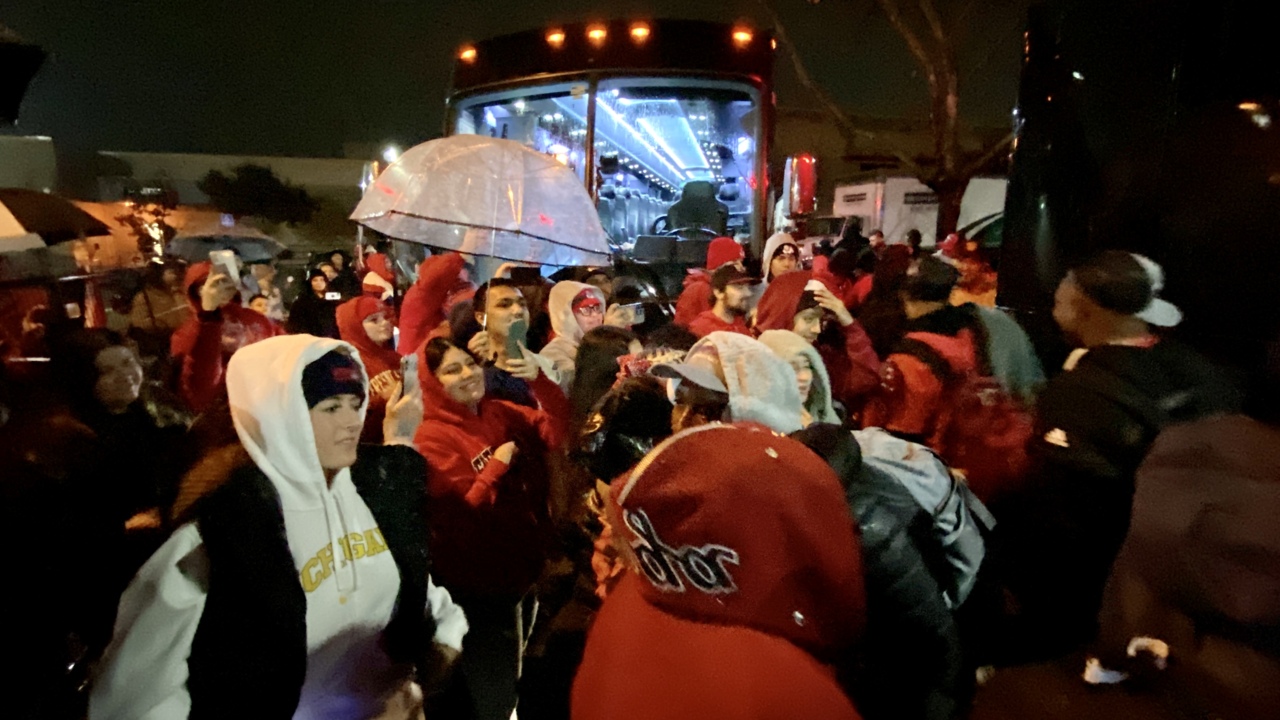Watch fans greet Fresno State after defeating Boise State for the Mountain West title