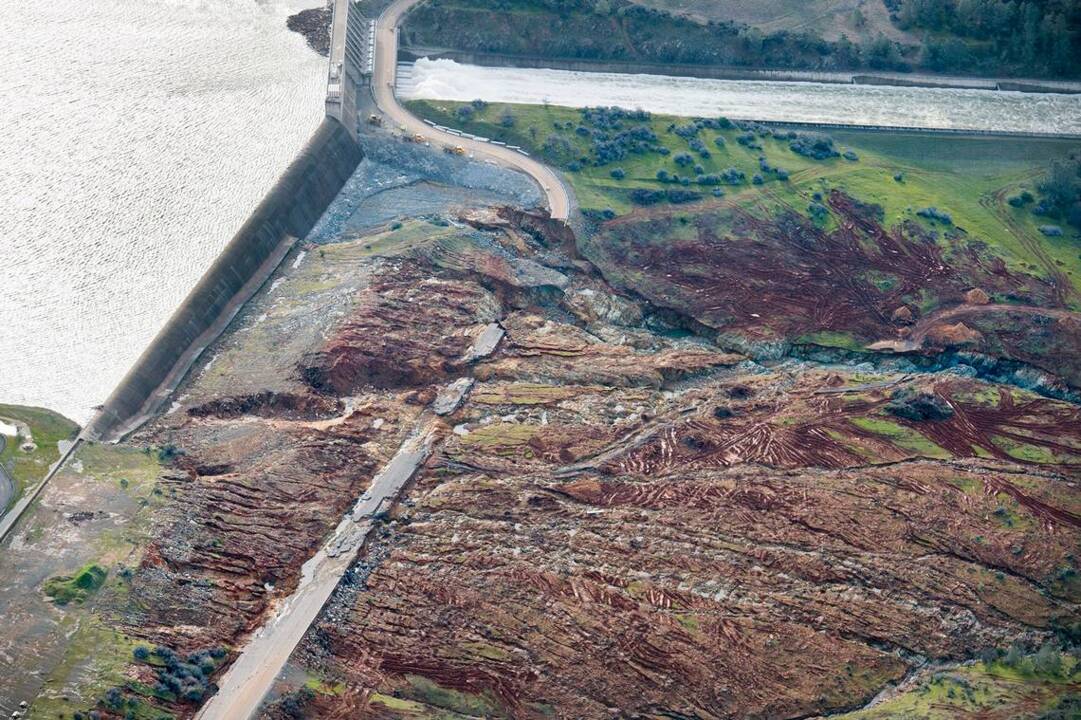 Engineers have known for decades that Oroville’s backup spillway was unreliable