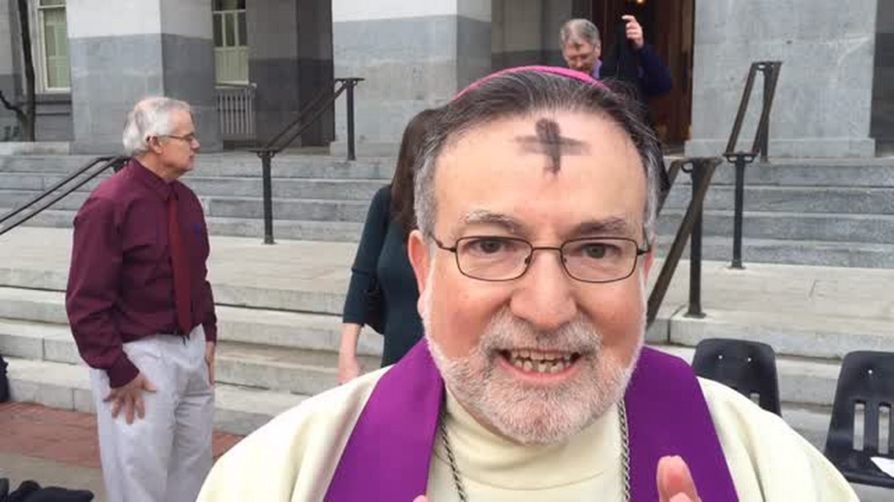 Video: Catholics observe Ash Wednesday at Capitol steps