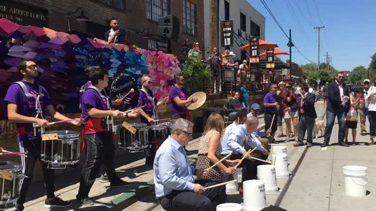 Yes, that's Mayor Darrell Steinberg on the bucket drums