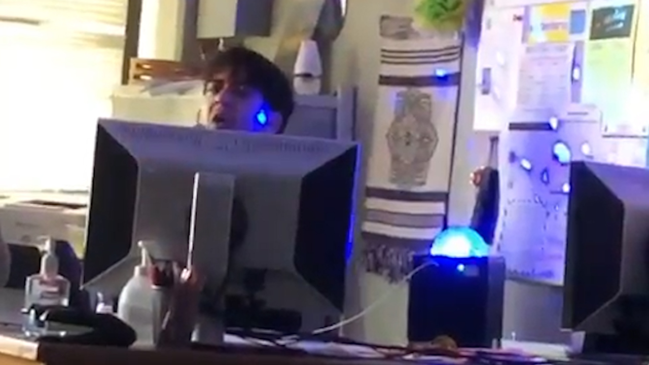 Substitute teacher sings 'Toxic' karaoke in Texas classroom | Fort ...