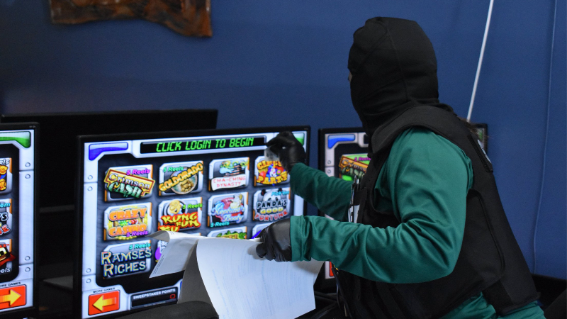 Illegal gambling arcades raided in Manatee County, officials say