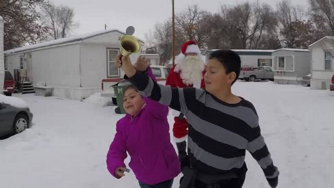 Santa brings Christmas cheer to mobile home park in Payette