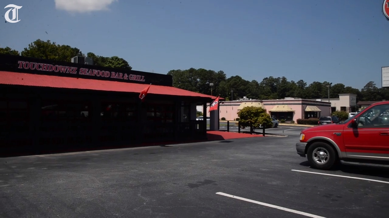 This new restaurant on Riverside Drive is all about seafood and sports