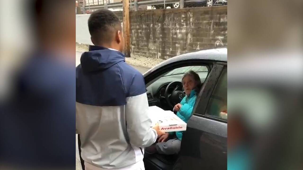 College basketball player surprises woman living out of car with fresh pizza