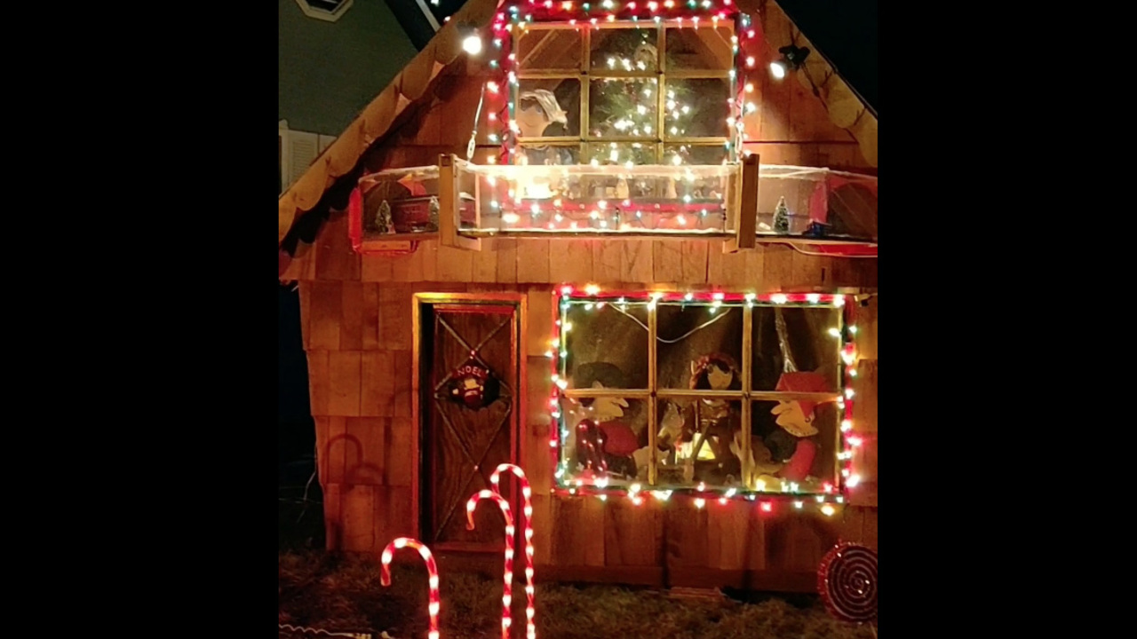Christmas lights at 3606 Meadow View Drive in Pasco