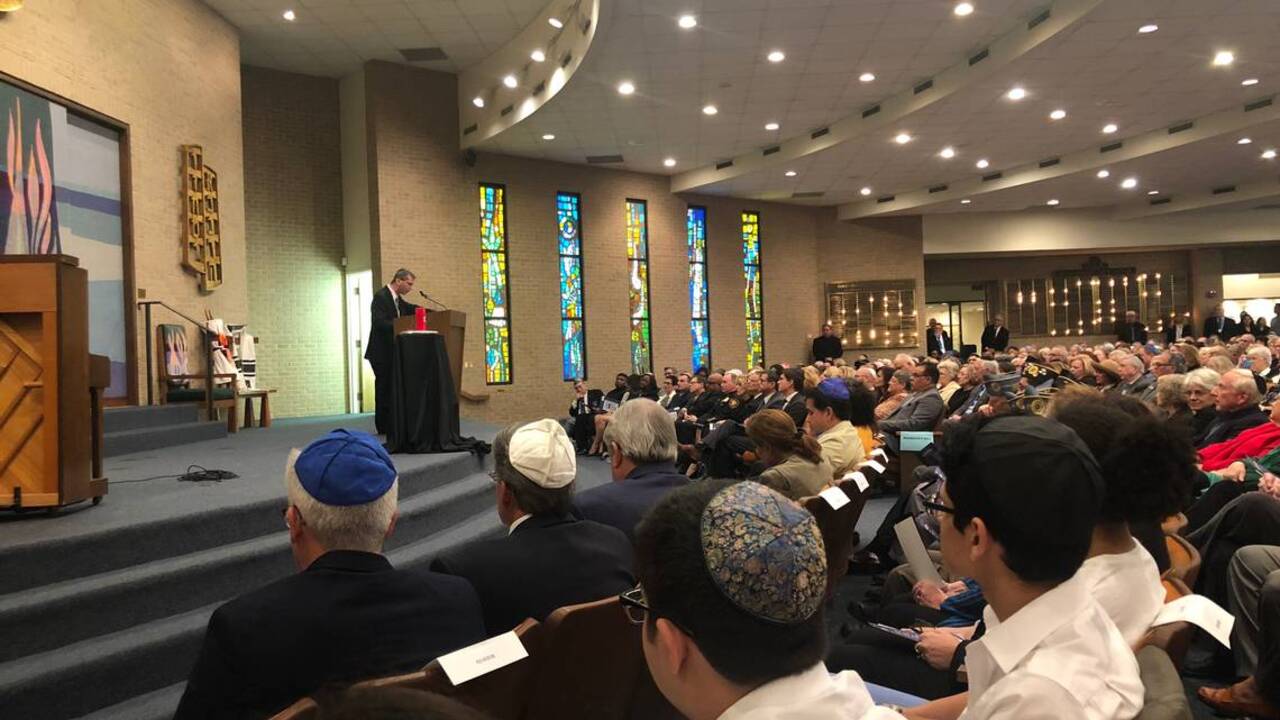 Rabbi Andrew Bloom prays for victims of synagogue shooting in Pennsylvania