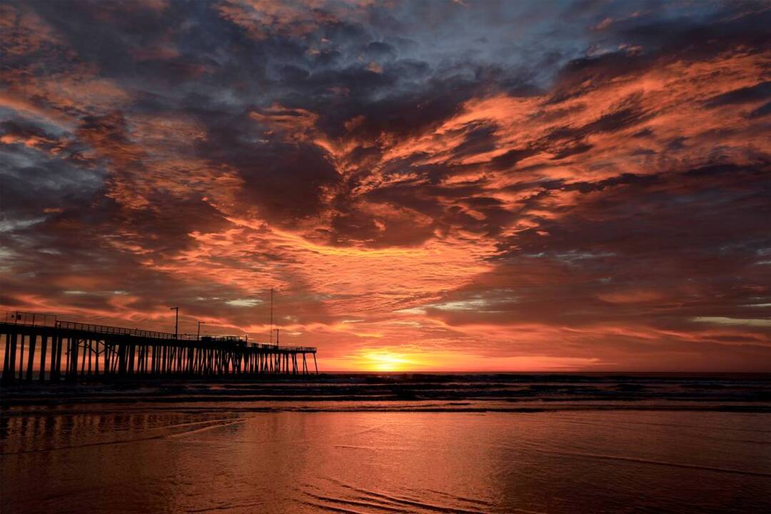 Spectacular ocean sunset in Pismo Beach, California