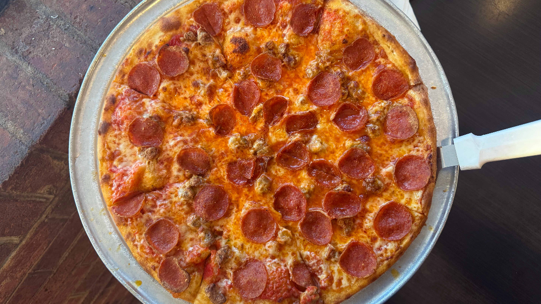 Zio Casual Italian's pizza is 'good and messy." Was it worth it?