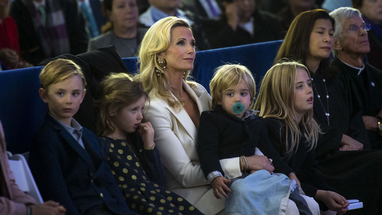Moms talk about kid-friendly workplace in Governor’s office