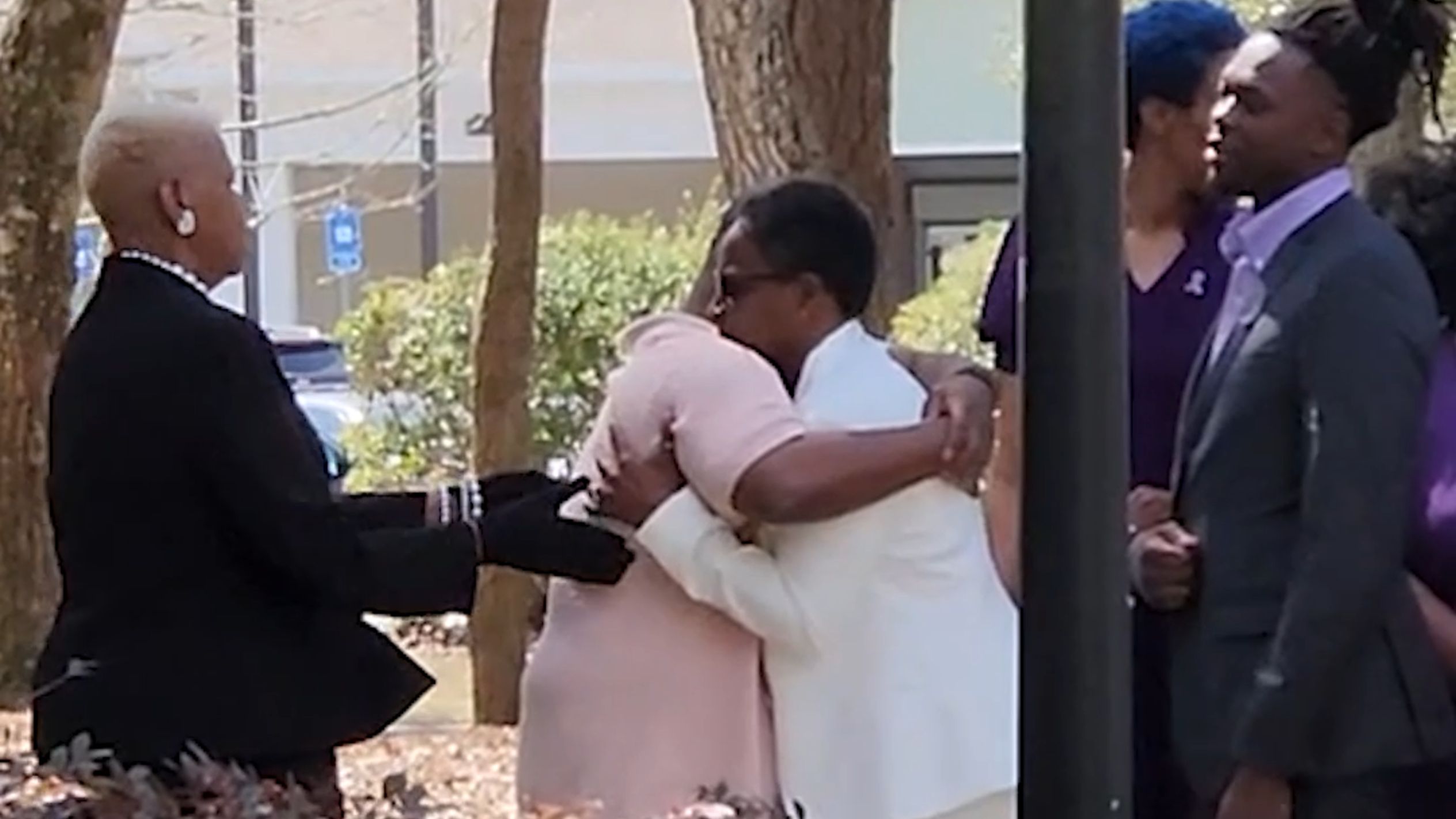 Wife and family arrive to celebrate Beaufort native Linda Davis' life