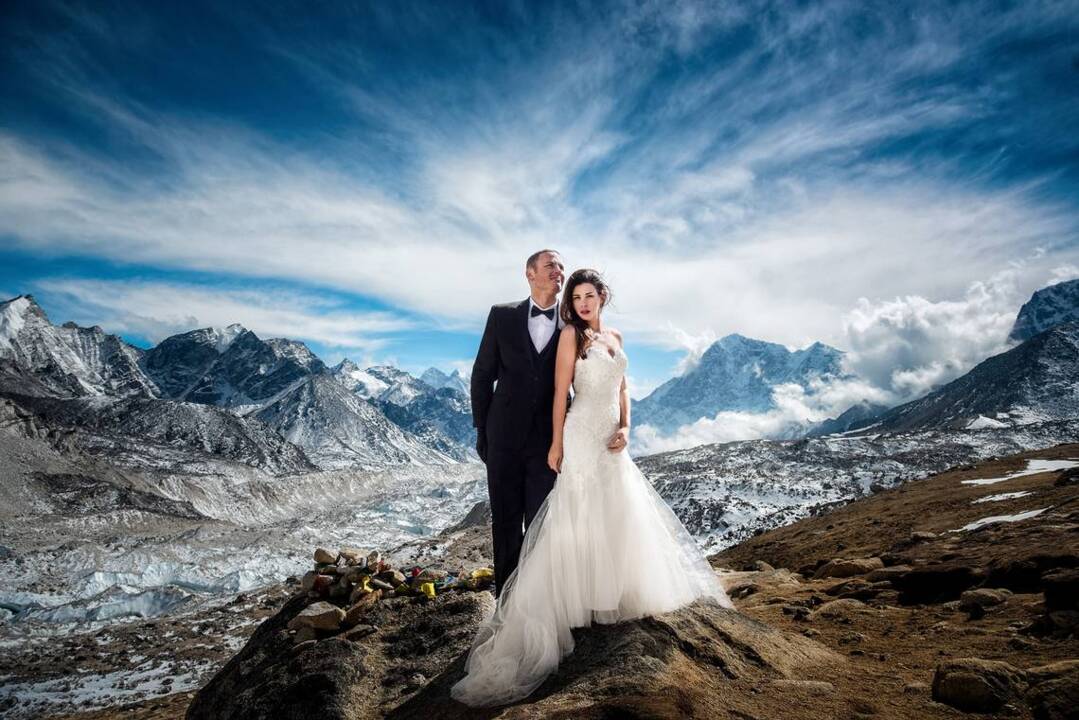 Dramatic photos bring Sacramento couple's Everest wedding to life