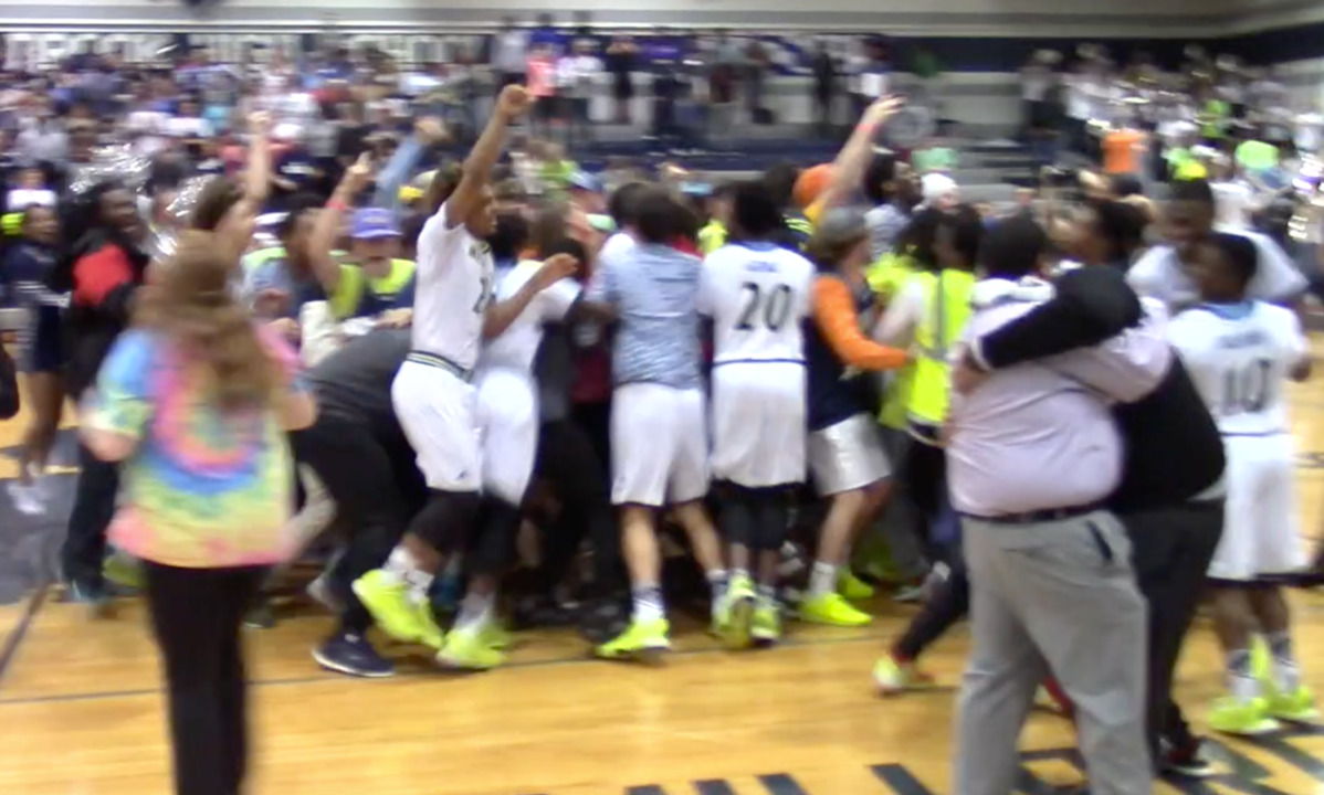 The final seconds of Millbrook's 75-74 win against Apex boys basketball