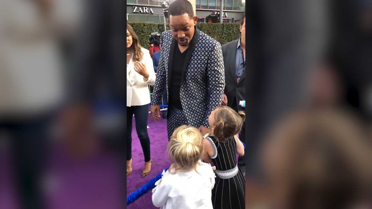 Will Smith stays in Genie character for fans at Aladdin premiere