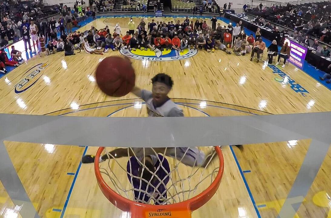 See how to win a dunk contest at 5-10: Montverde’s Wade jumps over 7-foot-1 teammate