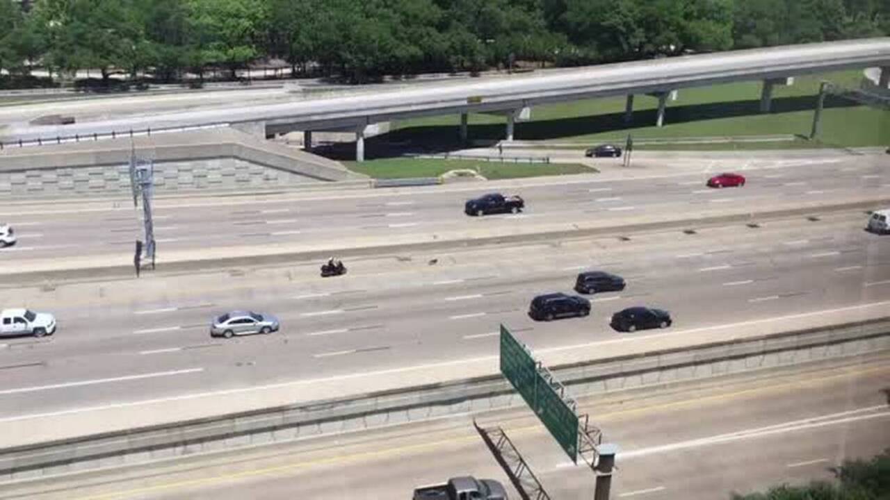 Watch cop guide stray dog to safety on Texas highway
