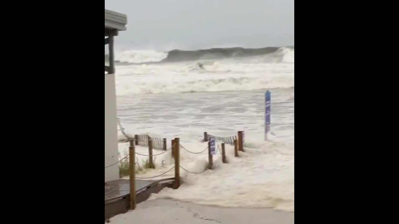 Michael’s storm surge moves quickly ashore in Destin, Florida