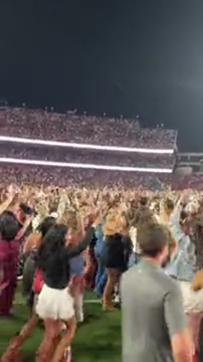 Students, fans storm field after South Carolina upsets Tennessee