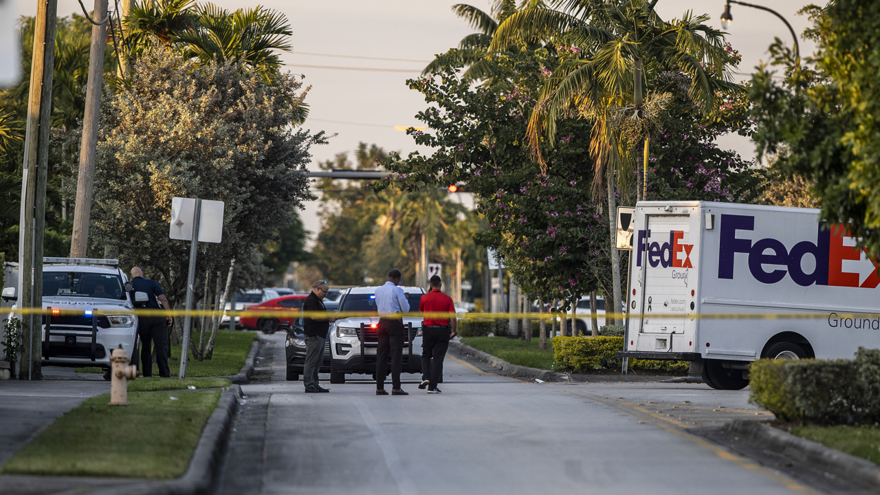 FedEx driver pinned under his own truck in Kendall | Miami Herald