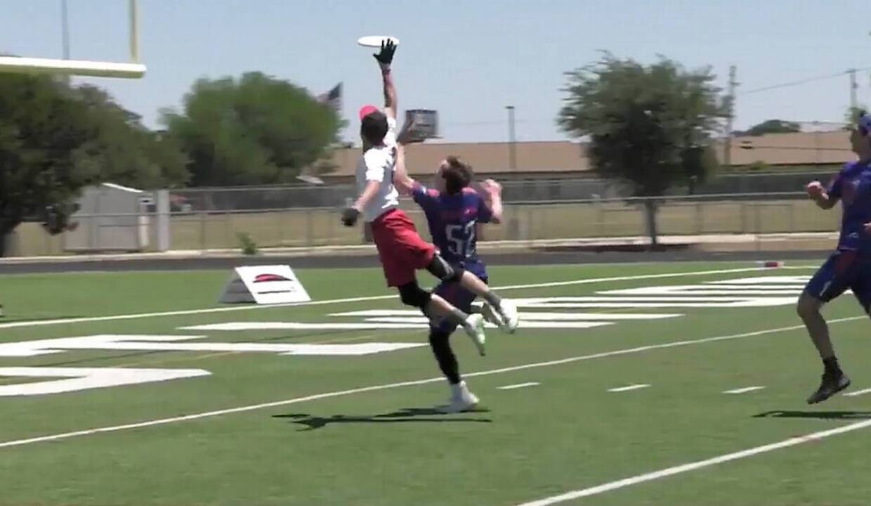 Ultimate Frisbee player makes incredible, leaping catch 