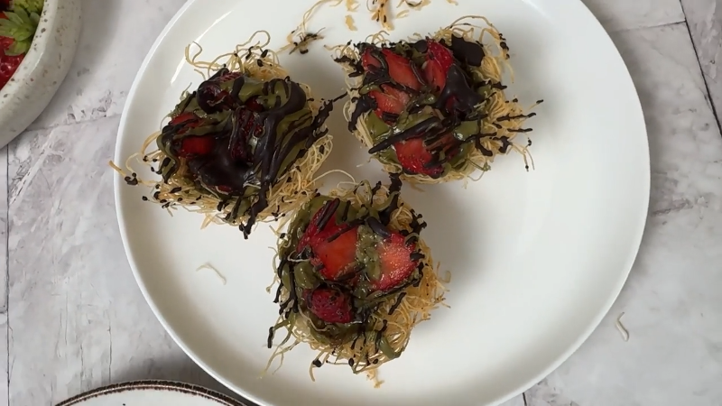 5-Ingredient Dubai chocolate strawberry cup recipe