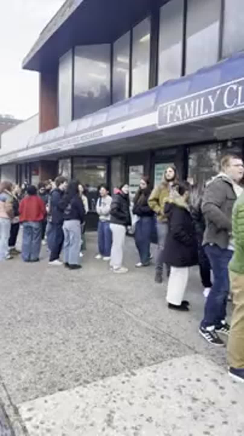 Hundreds wait in line to see Punxsutawney Phil in State College
