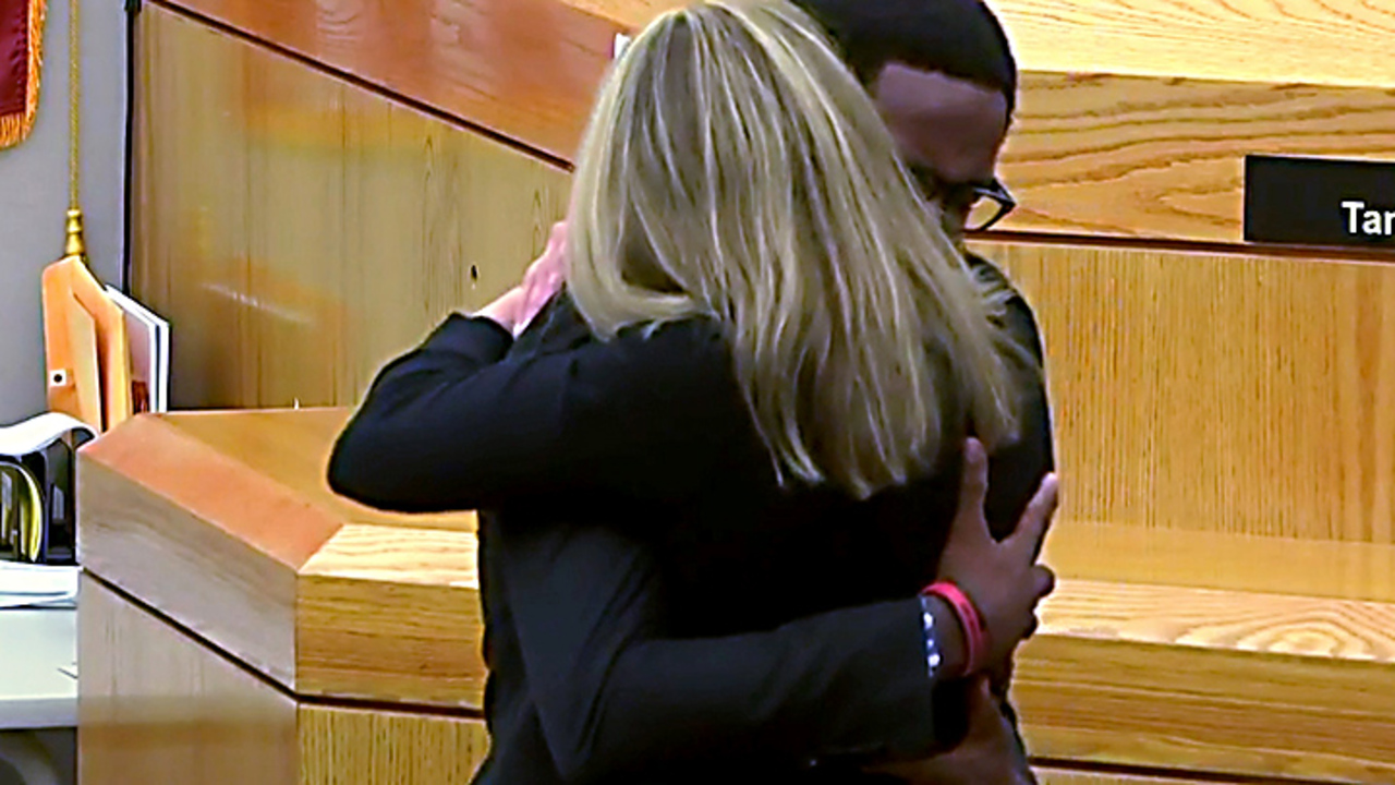 Brandt Jean hugging Amber Guyger shows comfort of forgiving | Kansas ...