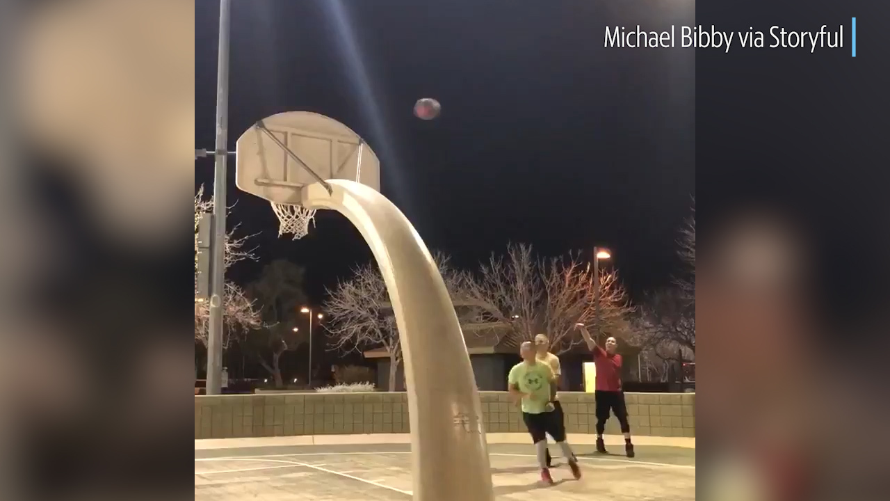 Former NBA star Mike Bibby goes unrecognized during street basketball game