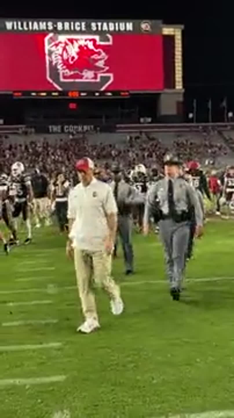 Shane Beamer walks off field after USC loss to Kentucky