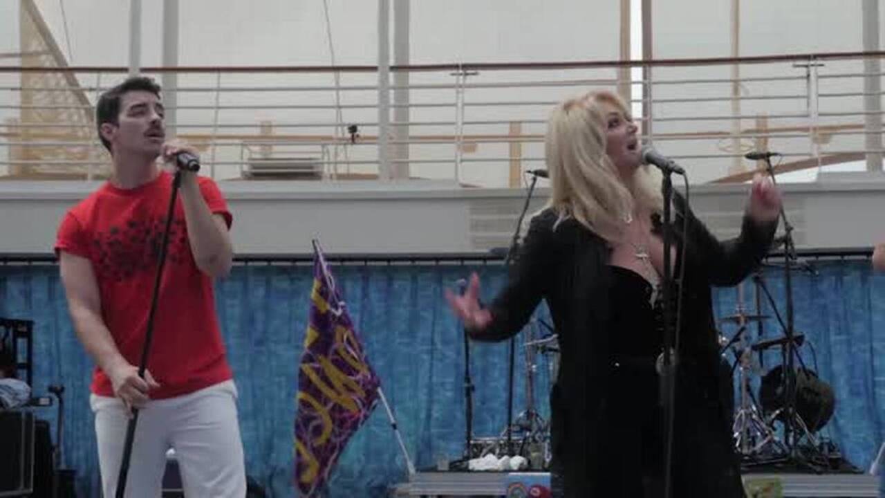 Bonnie Tyler singing 'Total Eclipse of the Heart' on a cruise ship during a total eclipse